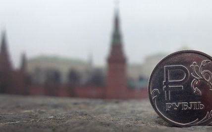Российский рубль стабильно летит вниз: доллар уже стоит 65