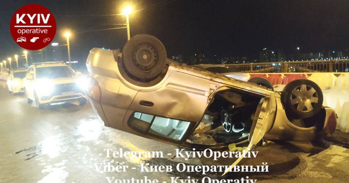У Києві п'яна жінка на Nissan в’їхала у загорожу і перекинулася