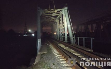 В Харькове погибла 13-летняя девушка: ее ударило током на мосту, и она упала вниз
