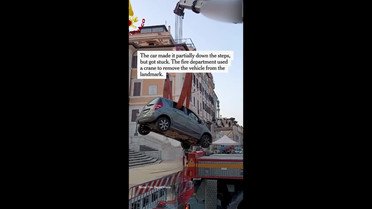 Водитель авто застрял на историческом памятнике в Риме