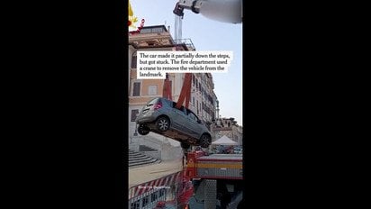 Водитель авто застрял на историческом памятнике в Риме