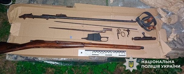 Чоловік надсилав поштою гвинтівки та пістолети-кулемети / © Поліція Києва