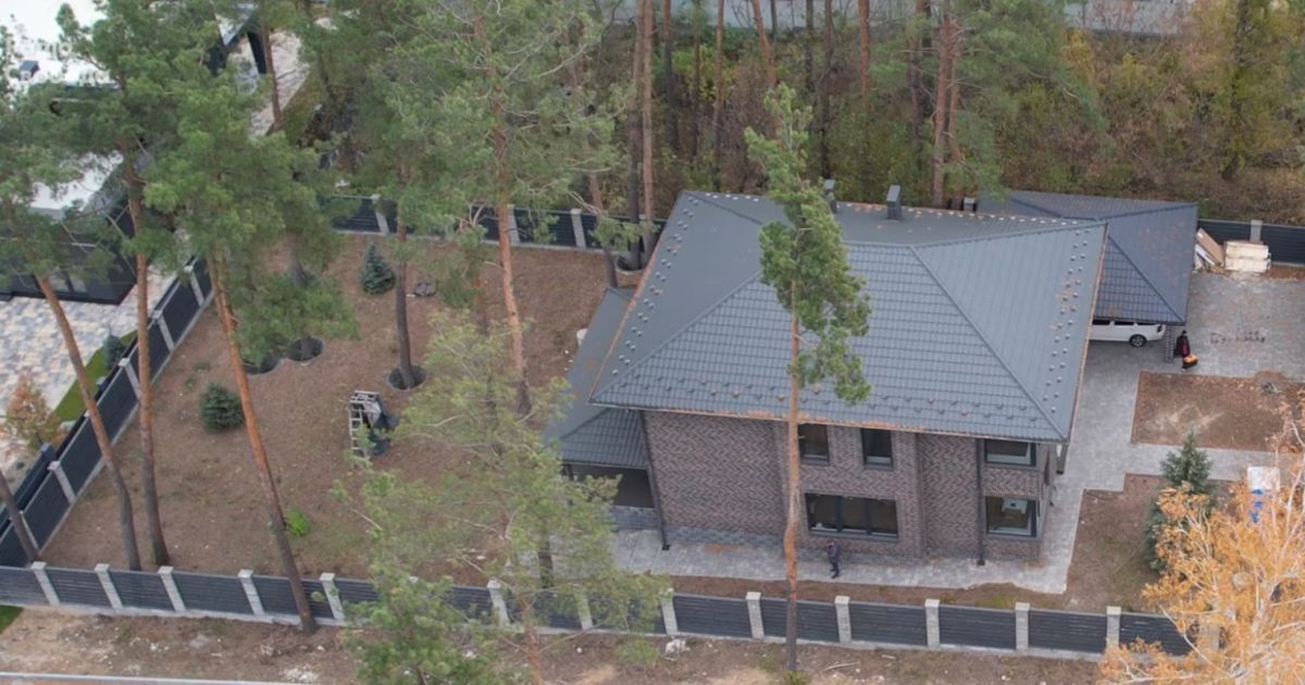 Син екс-голови СБУ добудовує маєток