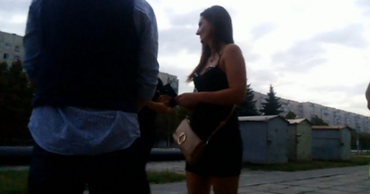 Во время задержания девушка избила полицейского, а впоследствии говорила что ее дядя работник суда