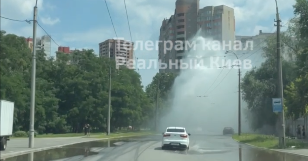 В Киеве среди дороги образовался фонтан из воды. Фото: скриншот.