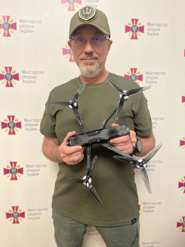 Резніков показав новий FPV-дрон, взятого на озброєння ЗСУ / © Міністерство оборони України
