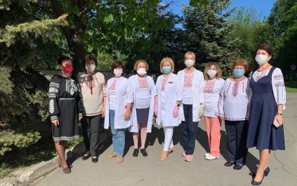 Медики з Олександрівської лікарні у Києві виклали відеопривітання з днем вишиванки