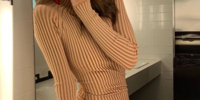 Сексуальная Эмили Ратажковски подчеркнула фигуру обтягивающем платье