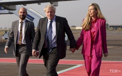 Красивые супруги: Борис Джонсон с женой в розовом костюме прибыл в Восточную Африку