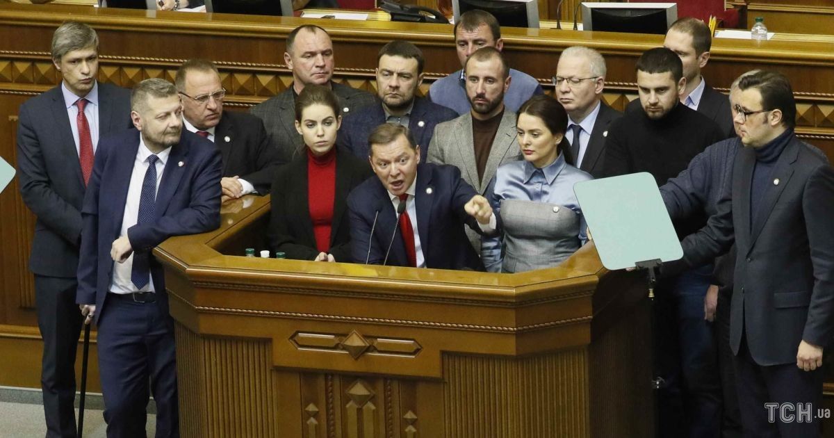 Кто из депутатов Верховной Рады проголосовал за введение военного положения: поименный список