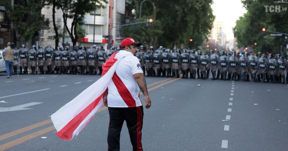 Фанати аргентинського клубу з газом напали на автобус непримиренного суперника перед поєдинком