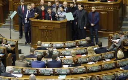 Хто з депутатів Верховної Ради проголосував за введення воєнного стану: поіменний список
