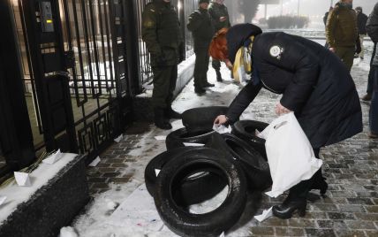 У Києві під будівлею посольства РФ запалили фаєри