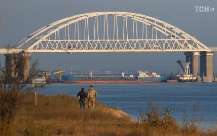 Російська ФСБ заявила, що українські кораблі могли загрожувати Керченському мосту