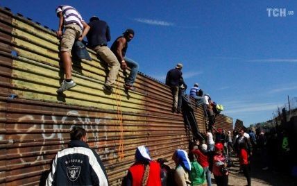 Борьба с "караванами мигрантов": в Пентагоне решили оставить армию на границе с Мексикой на 2 месяца