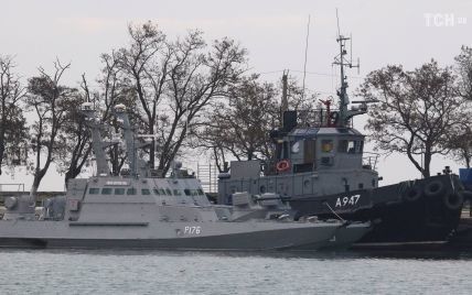 Появилось первое видео из порта в Керчи, где удерживают захваченные украинские суда