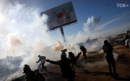 Дети кричали: силовики применили слезоточивый газ против "каравана мигрантов" на границе США с Мексикой