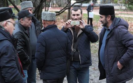 Крымские татары пришли в "суд" в аннексированном Крыму в поддержку задержанных украинских моряков