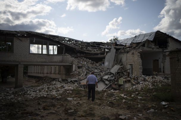 Знищена обстрілом ворога шкільна бібліотека в Куп'янську / Associated Press / © 