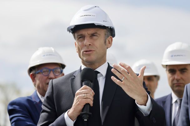 Президент Франції Еммануель Макрон на відкритті порохового заводу / © Associated Press