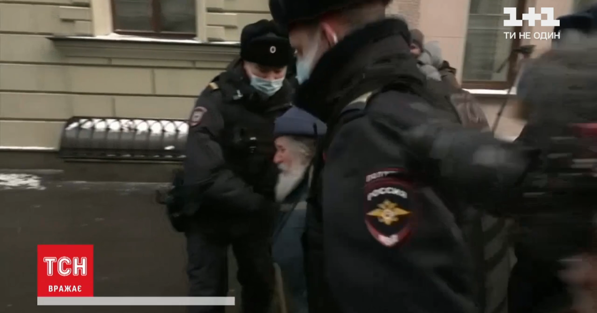 Під Верховним судом у Москві почалися масові затримання незгодних із закриттям правозахисної організації "Меморіал"