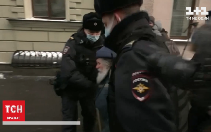 Під Верховним судом у Москві почалися масові затримання незгодних із закриттям правозахисної організації "Меморіал"