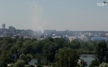 Жители столичной Оболони сообщили о задымлении и химическом запахе возле завода