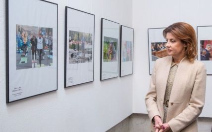 В твидовом платье и бежевом жакете: роскошная Марина Порошенко на фотовыставке