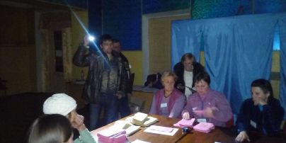 На Днепропетровщине голоса на УИК считают с фонариками