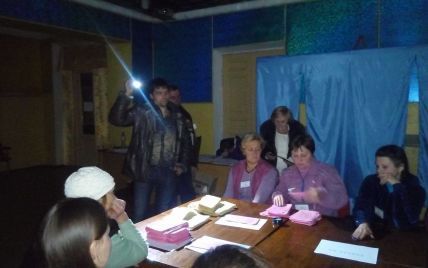На Дніпропетровщині голоси на ДВК рахують із ліхтариками