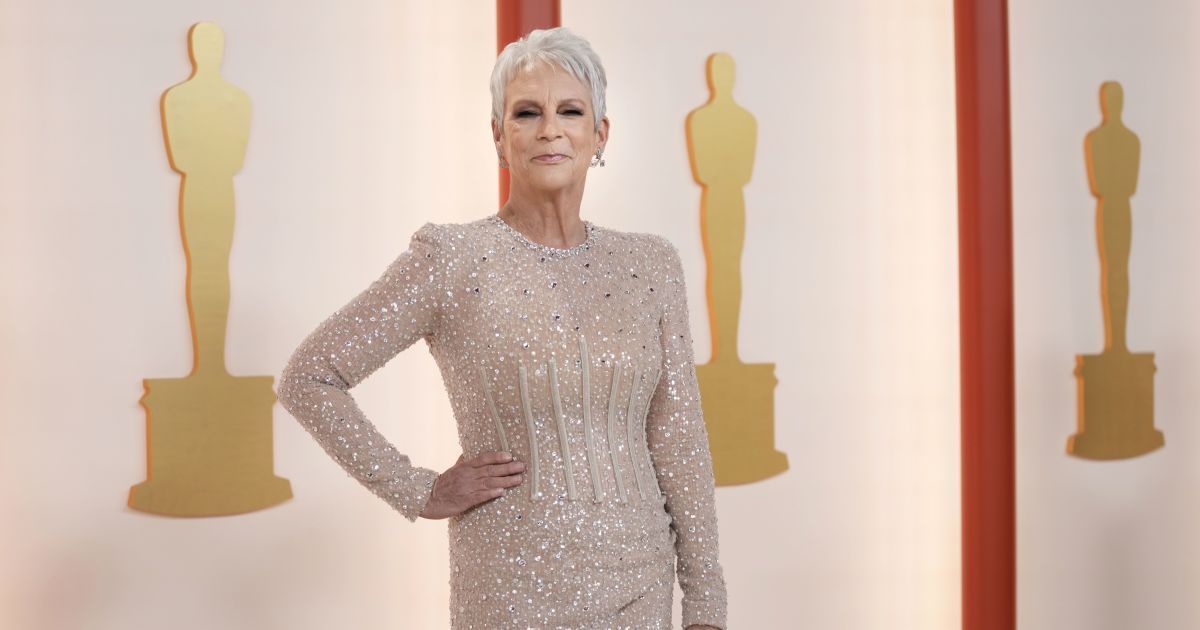 Джейми Ли Кертис возмутилась цветом дорожки на Оскаре 2023 которая слилась с ее платьем фото 6511