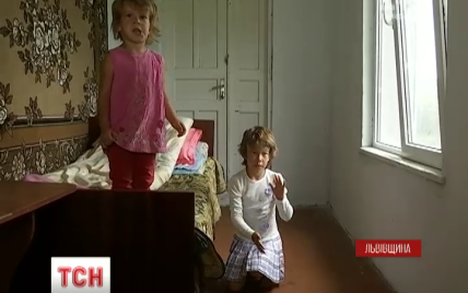 На Львівщині діти змушені рятуватися від голоду соняшниками та квітами при живих батьках
