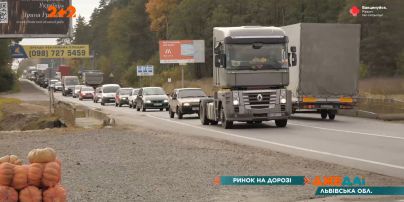 Рынок на дороге: под Львовом стихийный рынок мешает движению на трассе