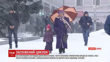 Закриті траси та довжелезні затори: Буковина та Харківщина борються зі снігопадом