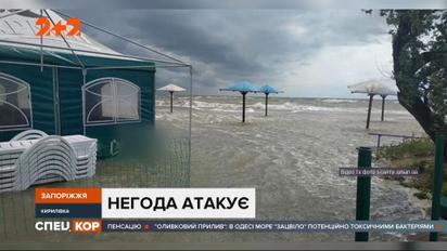 Из-за шторма и ливня Азовское море вышло из берегов и затапливает курортные поселки