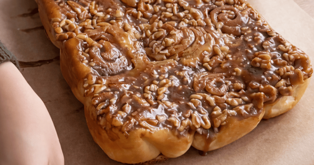 солодкі булочки з корицею, карамеллю та горіхами instagram.com/bakedbylaora