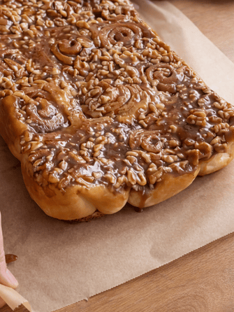 солодкі булочки з корицею, карамеллю та горіхами instagram.com/bakedbylaora