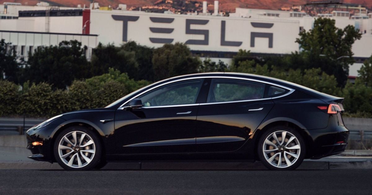 Глава Tesla показал электрокар Model 3