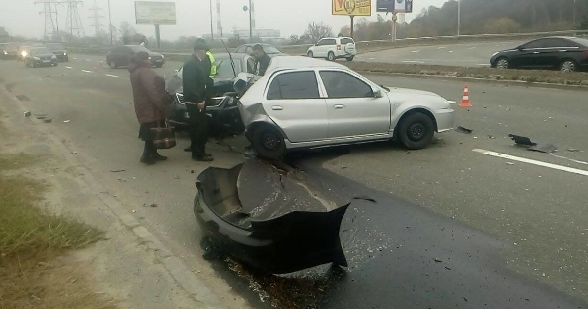 На одній із київських вулиць сталася друга моторошна ДТП за тиждень / © Facebook/Киев автомобильный