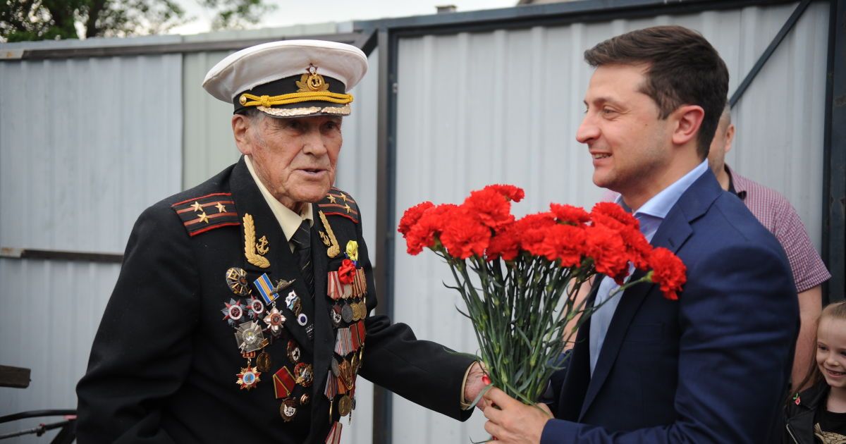 В Запорожье 100-летний ветеран Красной армии принял в гости Зеленского и связную УПА