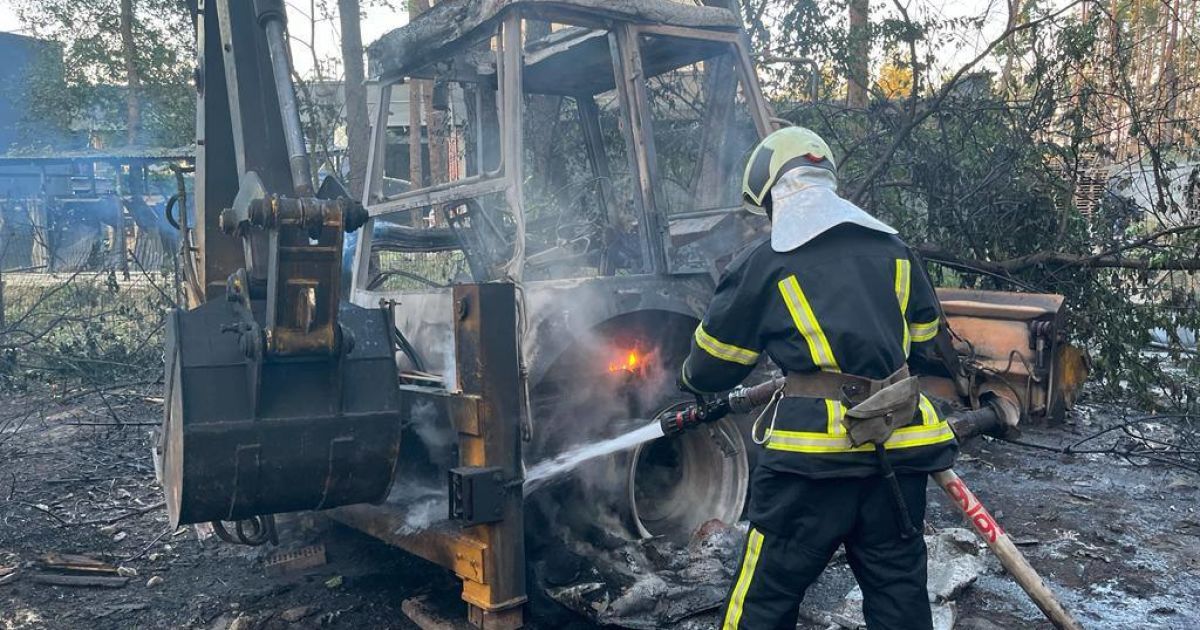 Последствия падения обломков сбитой ракеты в Киевской области