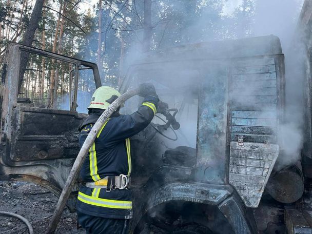 Последствия падения обломков сбитой ракеты в Киевской области / © ГСЧС Украины в Telegram