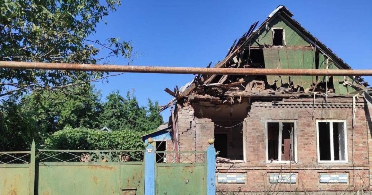 За сутки оккупанты разрушили 25 частных и 11 многоквартирных жилых домов в Донецкой области (фото)