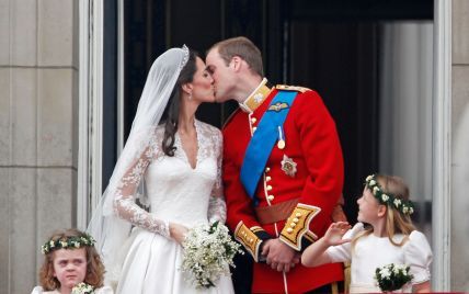 Две свадьбы и два поцелуя: как британские принцы целовали своих жен