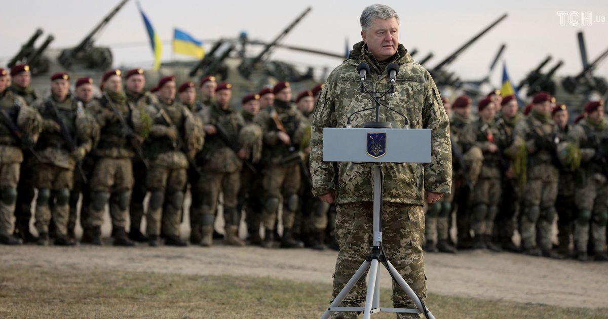 Порошенко подписал указ о введении военного положения