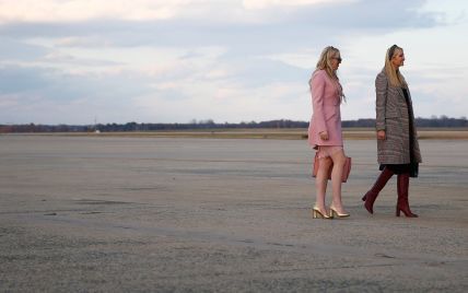 У рожевому блейзері, мереживній сукні і золотих туфлях: ефектний образ Тіффані Трамп