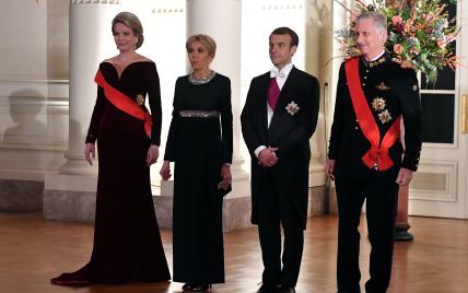 У вечірніх сукнях і з діамантами: королева Матильда і перша леді Бріжит Макрон на прийомі в Королівському палаці