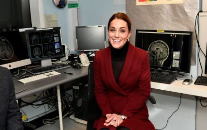 В прозорій водолазці і брудних туфлях: герцогиня Кембриджська Кейт в неврологічній клініці