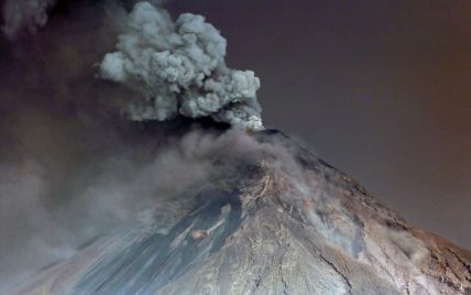 Клуби диму і розпечена лава. Reuters показало знімки виверження вулкана у Гватемалі