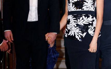 В топі та з оголеними плечима: герцогиня Сассекська з чоловіком принцом Гаррі сходили до театру